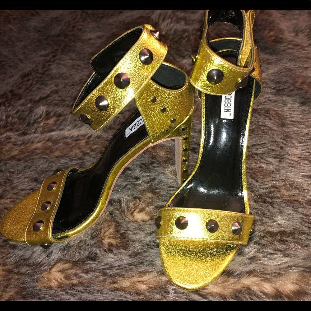 Metallic Golden single sole heels
